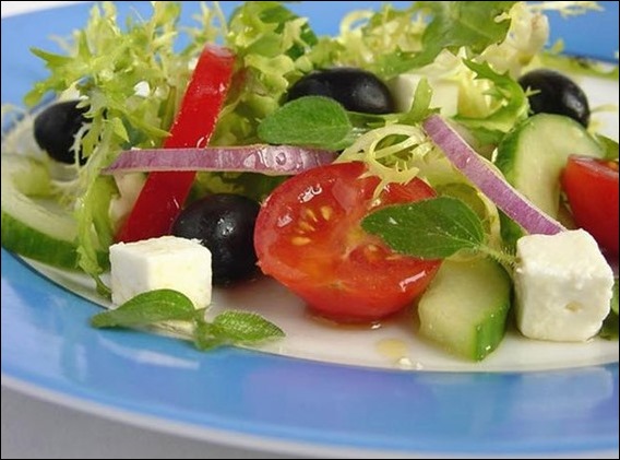 греческий салат жрать подано